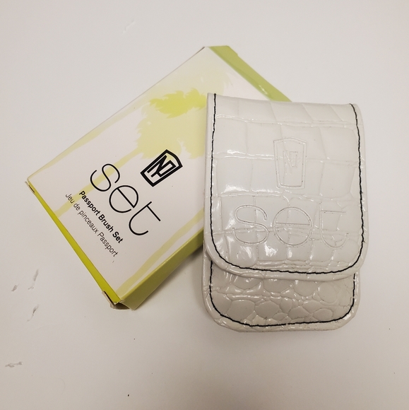 NEW NAPOLEON PERDIS PASSPORT BRUSH SET - Picture 2 of 6